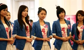 Học cách để tay khi đứng. Ảnh: M.X.T