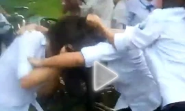 Lại xuất hiện clip nữ sinh đánh nhau, lột áo