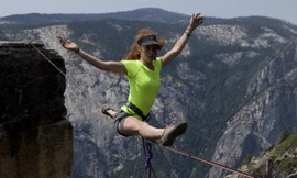 Thiếu nữ đi trên dây ở độ cao 1.000 mét