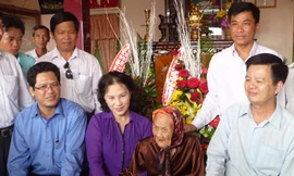 Bộ trưởng LĐ -TB&XH Nguyễn Thị Kim Ngân thăm mẹ Viết Ảnh: Trần Hiếu