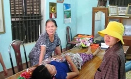 Bà bầu ‘ngọa’ trên bàn làm việc chủ tịch xã