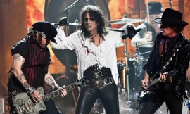 Johnny đã được tiệc tùng thâu đêm với những người bạn trong ban nhạc Hollywood Vampires
