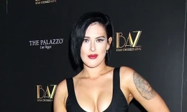 Con gái Demi Moore khoe vòng 1 nẩy lửa với váy ôm sát