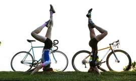 Cư dân mạng phát sốt với bộ đôi tập yoga với xe đạp