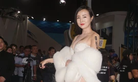 Can Lộ Lộ diện đầm trễ nải, gây náo loạn tại sự kiện