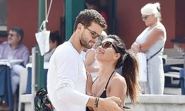 Nicole Scherzinger diện nội y bốc lửa, không ngừng tình tứ bồ trẻ