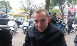 Bắt gặp Đại sứ Pháp chén phở vỉa hè Hà Nội