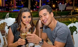 MC điển trai X Factor thản nhiên khoe quần rách đũng