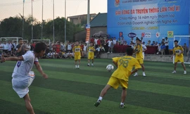 Bóng đá 'phủi' hút sao V-League