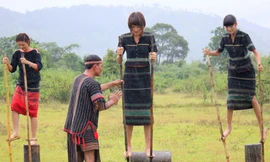 Thí sinh Next Top Model lên Tây Nguyên học đi cà kheo