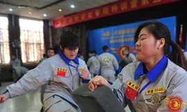 Thiếu nữ Trung Quốc tay trần bò trên đá học làm vệ sỹ