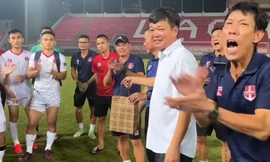 Chủ tịch CLB Hải Phòng xách 1 tỷ đồng tiền mặt thưởng cầu thủ sau trận thắng Hà Nội 