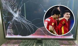 CĐV Malaysia tức giận đập nát TV vì đội nhà thua Việt Nam