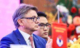 HLV Troussier trong lễ ký kết hợp đồng với VFF ngày 27/2. Ảnh: Trọng Tài