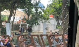 CĐV Indonesia tấn công xe chở tuyển Thái Lan, Madam Pang 'sợ xanh mặt' 