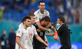 Thủ môn tỏa sáng, La Roja nhọc nhằn vào bán kết