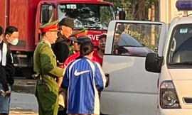 Giấu pháo sáng trong người, CĐV Hải Phòng bị đưa lên đồn công an