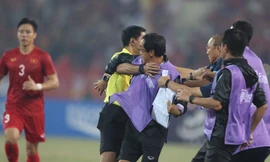 Vì Văn Hậu, trợ lý Lee Yong-jin có những hành động chưa từng thấy 