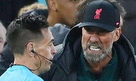 Bị phạt vì chửi bới trọng tài, HLV Klopp vẫn mỉm cười vì lý do này 