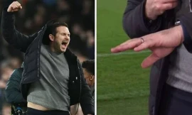 HLV Lampard bị gãy ngón tay vì ăn mừng bàn thắng
