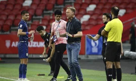Vì sao HLV Thái Lan chỉ mặc một bộ quần áo trong suốt AFF Cup 2020?