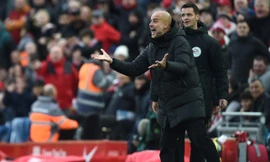 Bị CĐV Liverpool ném tiền xu, HLV Guardiola nói luôn một câu 'khó đỡ' 