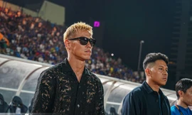 Choáng với giá tiền bộ trang phục 'chất chơi' của HLV Campuchia Honda 