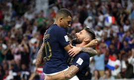 Cái ôm tình cảm của Mbappe và sự thừa nhận mà Giroud xứng đáng có 