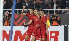 Các cầu thủ Việt Nam ăn mừng bàn thắng thứ 3. Ảnh NHƯ Ý