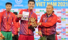 Tiến Linh mang cả gia đình lên bục nhận HCV SEA Games 31 