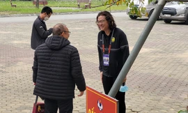 CĐV Malaysia thích thú với hình ảnh HLV Kim và HLV Park thân thiết trước đại chiến 