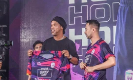 Ronaldinho sang Indonesia chơi bóng, HLV tuyên bố 'thích đá đâu thì đá' 