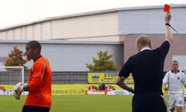 Vào sân 10 giây đã … bị đuổi