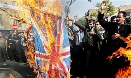 Người biểu tình Iran đốt cờ Anh trước Đại sứ quán Anh. Ảnh: AP