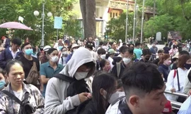 Phụ huynh xếp hàng dài chờ mua vé cho con vào chơi Thảo Cầm Viên ngày 1/6