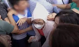 Xếp hàng xuyên đêm giành suất vào lớp 1: Cuộc đua khiến nhiều gia đình kiệt sức