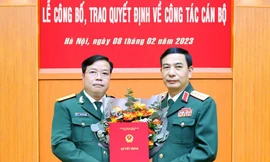 Đại tướng Phan Văn Giang, Ủy viên Bộ Chính trị, Bộ trưởng Bộ Quốc phòng trao Quyết định của Thủ tướng Chính phủ bổ nhiệm Đại tá Ngô Nam Cường giữ chức vụ Phó Tư lệnh Quân khu 4. Ảnh báo Quân khu 4