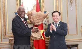 Chủ tịch Quốc hội Vương Đình Huệ tặng hoa chúc mừng Chủ tịch Quốc hội Chính quyền Nhân dân nước Cộng hòa Cuba Esteban Lazo Hernandez. (Ảnh: Doãn Tấn/TTXVN)
