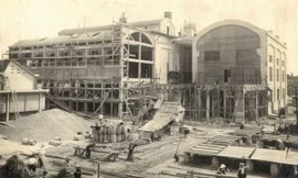 Thành phố đầu tiên ở Đông Dương được thắp sáng bằng đèn điện? 