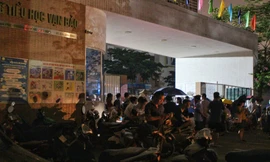 Chen chân, xếp hàng qua đêm để mua đơn dự tuyển lớp 1 trường công