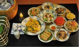 Miền Bắc người ta sẽ chuẩn bị canh mọc, gà, xôi, bánh chưng, nem, giò lụa,...