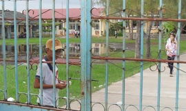 Cổng trường THCS Ngọc Tố đóng suốt giờ học Ảnh: Tuấn Anh