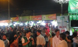 Phiên chợ hàng Việt ở Gành Hào đông đúc