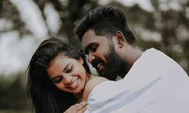 Cặp đôi quấn chăn chụp ảnh ở đồi chè bị chỉ trích 