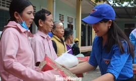 Bà con vùng lũ xúc động nhận quà sẻ chia từ thanh niên