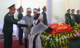 Ngày lễ 20/10 đầy nước mắt của mẹ và vợ Thiếu tướng Hùng