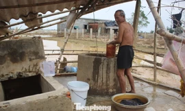 12 ngày không điện, không nước và không cơm của xóm nghèo bị cô lập trong lũ