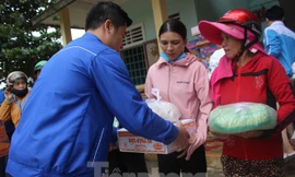 Thanh niên sẻ chia khó khăn với đồng bào vùng lũ