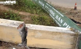 Cổng trường đổ sập, gãy đôi lộ kết cấu bằng gạch và xi măng, không có cốt thép. 