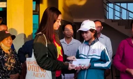 Dang tay ôm lấy đồng bào vùng bão lũ